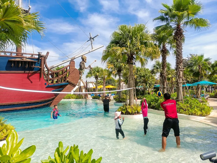 Ảnh Bóng chuyền bên hồ bơi lagoon